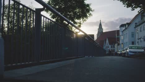 Radfahrer-Fahren-In-Tübingen,-Deutschland,-In-4K-Innenstadt,-Heimat-Der-ältesten-Universität-Europas,-Bei-Sonnenuntergang