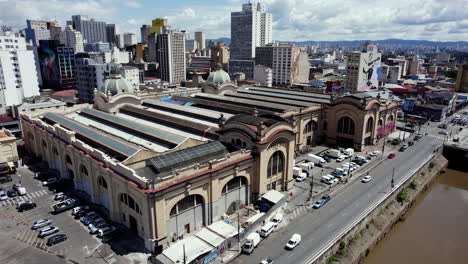 Aerial-view-away-from-the-Mercado-Municipal-de-Sao-Paulo,-in-sunny-Brazil---pull-back,-drone-shot
