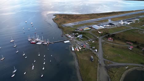 Hafen-In-Der-Bucht-Von-Ushuaia,-Argentinien,-Südlichste-Stadt,-Flughafen,-Luftdrohne-über-Wasser,-Angedockte-Boote-Und-Antarktisches-Tor,-Patagonische-Surreale-Landschaft-In-Südamerika