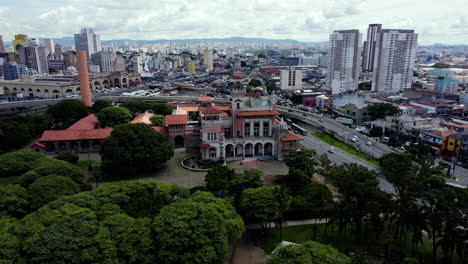 Luftaufnahme-Rund-Um-Das-Catavento-Museum,-Im-Sonnigen-Sao-Paulo,-Brasilien---Umlaufbahn,-Drohnenaufnahme