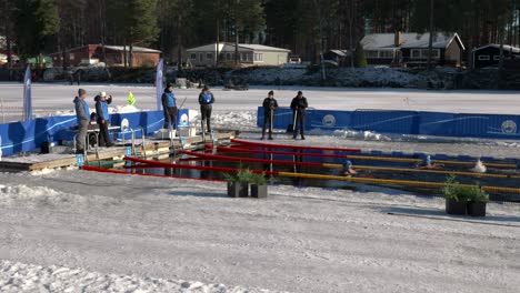 Schwimmer-Beenden-Winterschwimmwettbewerb-Im-Brustschwimmen,-Vansbro,-Schweden