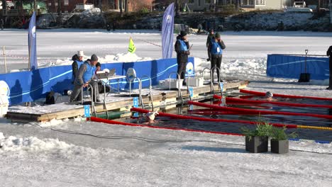 Zwei-Schwimmerinnen-Beim-Winterschwimmwettbewerb-Brustschwimmen,-Vansbro,-Schweden