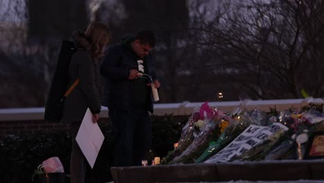 Memorial-De-Tiroteo-Masivo-De-La-Universidad-Estatal-De-Michigan-En-La-Estatua-Espartana-Gente-Encendiendo-Velas