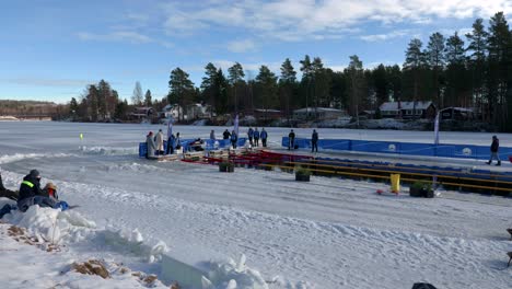 Freiwillige-Bereiten-Sich-Auf-Den-Winterschwimmwettbewerb-In-Vansbro,-Schweden,-Vor