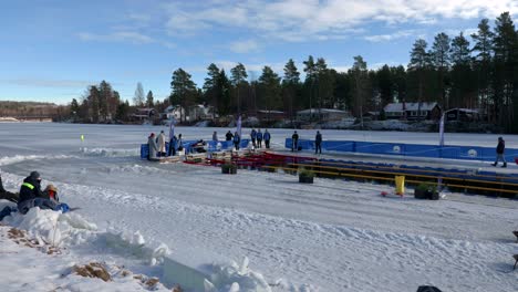 Voluntarios-Se-Preparan-En-La-Competencia-De-Natación-De-Invierno-De-Vansbro,-Suecia