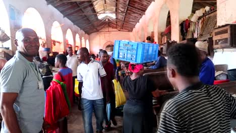 Belebter-Markt-In-Tansania,-Insel-Sansibar,-Menschen,-Die-Produkte-Verkaufen-Und-Kaufen