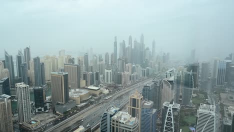 4k:-Mañana-Nublada-En-El-Distrito-Del-Puerto-Deportivo-De-Dubai,-Rascacielos-De-Dubai-Con-Tráfico-De-La-Ciudad