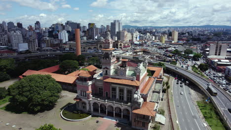 Vista-Aérea-Ascendente-Frente-Al-Museo-De-Catavento,-En-La-Soleada-Sao-Paulo,-Brasil