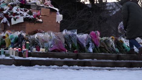 Massenerschießungsdenkmal-Der-Michigan-State-University-An-Der-Spartan-Statue,-Menschen,-Die-Blumen-Niederlegen