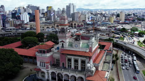 Vista-Aérea-Frente-Al-Museo-Catavento,-En-El-Centro-De-Sao-Paulo,-Brasil---Descenso,-Inclinación,-Disparo-De-Drones