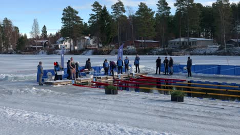 Nadadores-Preparándose-Para-La-Competencia-De-Natación-De-Invierno,-Vansbro,-Suecia