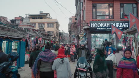 Caminando-En-La-Concurrida-Calle-Comercial-De-Nepal