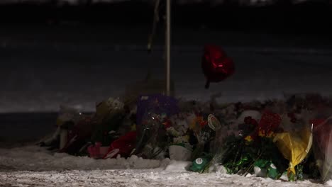 Memorial-De-Tiroteo-Masivo-De-La-Universidad-Estatal-De-Michigan-En-La-Roca-Con-Globo-Rojo