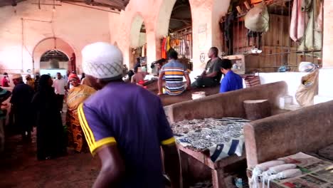 Establisher-shot-of-Local-Tanzanian-workers-in-fish-side-of-Darajani-Market,-Zanzibar