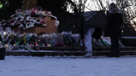 Massenerschießungsdenkmal-Der-Michigan-State-University-An-Der-Spartan-Statue,-Menschen,-Die-Blumen-Niederlegen