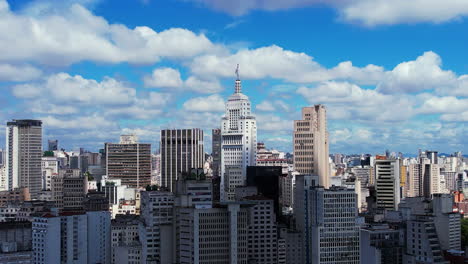 Vista-Aérea-De-Sombras-De-Nubes-Dramáticas-Que-Se-Mueven-Sobre-El-Edificio-Altino-Arantes-En-Sao-Paulo,-Brasil---órbita,-Disparo-De-Drones