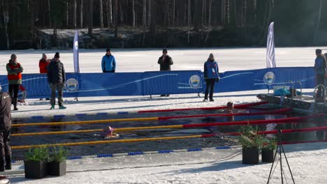 Competencia-De-Natación-De-Invierno-De-Braza-Un-Día-De-Invierno-Fresco,-Vansbro,-Suecia