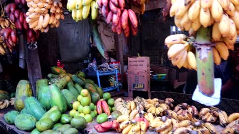 Nahaufnahme-Eines-Schlampigen-Verkäufers,-Der-Exotische-Sansibar-Früchte-Auf-Dem-Darajani-Markt-Verkauft