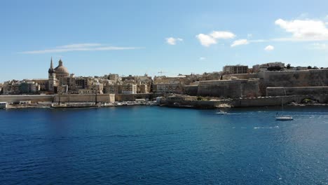 Valletta-Ciudad-Capital-Mediterránea-De-La-Isla-De-Malta-Horizonte-Desde-El-Puerto-Con-Mar-Azul-Y-Yate-En-Un-Día-Soleado-De-Verano