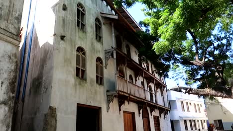 Establisher-exterior-wide-shot-of-Old-Muslim-school-building-in-Zanzibar,-tilt