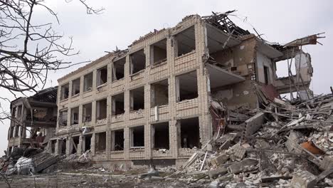 Nach-Heftigen-Kämpfen-Zwischen-Ukrainischen-Und-Russischen-Streitkräften-Liegt-Der-Rohbau-Einer-Schule-Zerstört-Und-Von-Trümmern-Umgeben