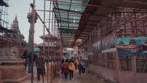 Caminar-Dentro-Del-Sitio-Del-Patrimonio-Mundial---Plaza-Patan-Durbar,-Valle-De-Katmandú