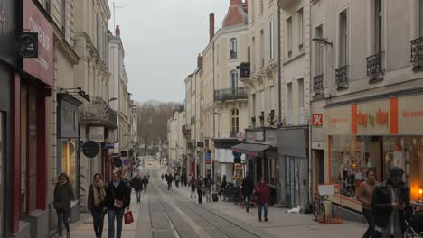 Menschen,-Die-Auf-Der-Straße-Der-Stadt-Angers-In-Frankreich-Spazieren-–-Breit