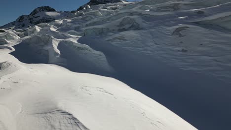 Empuje-Aéreo:-Glaciar-Cubierto-De-Nieve-En-Una-Montaña-De-Los-Alpes-Suizos,-Glaciar-Helado-Y-Crestas