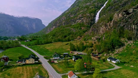 Houses-in-village-along-fjord-in-sunny-summer-day,-Norway
