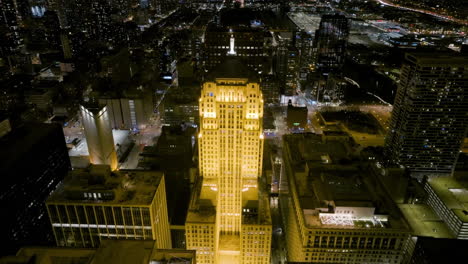 Drohnenschuss-In-Richtung-Des-Board-Of-Trade-Gebäudes,-Nacht-In-South-Loop,-Chicago,-USA