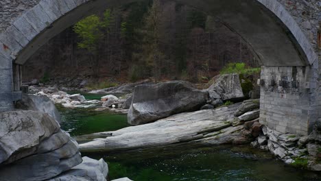 Luftaufnahme-Der-Historischen-Brücke-Und-Des-Baches-Im-Verzascatal,-Schweiz