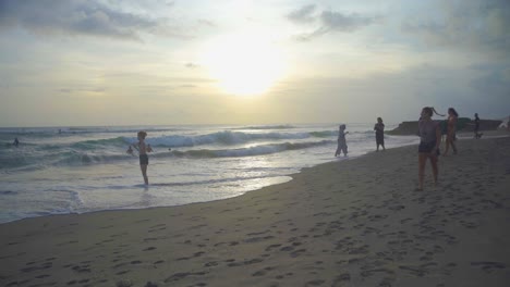 Die-Sonne-Geht-Am-Strand-Von-Batu-Bolong-In-Bali-Canggu-Unter