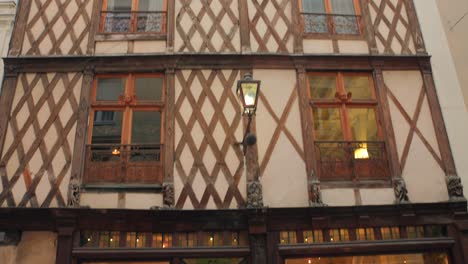 Exterior-De-Un-Edificio-Con-Entramado-De-Madera-En-El-Centro-Histórico-De-Angrys,-Francia---Inclinado-Hacia-Abajo