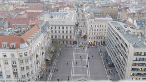 Der-Platz-Vor-Der-St.-Stephans-Basilika-In-Budapest,-Ungarn