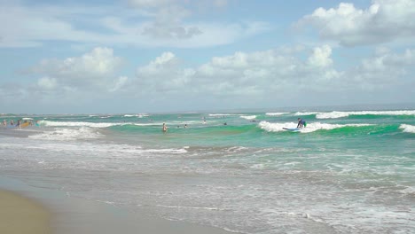 Surfen-Ist-Eine-Beliebte-Freizeitbeschäftigung-Am-Batubolong-Beach-In-Bali-Canggu