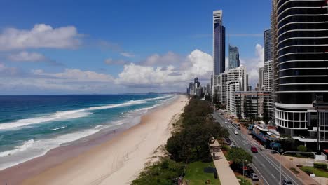 Paraíso-De-Los-Surfistas,-Queensland-Australia---28-De-Febrero-De-2021:-Levantándose-De-La-Playa-Y-Revelando-Los-Edificios-De-Gran-Altura-Y-El-Océano-Pacífico-De-La-Costa-Dorada