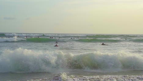 Surfistas-Disfrutando-De-Las-Olas-De-La-Tarde-Al-Atardecer-En-La-Playa-De-Batu-Bolong