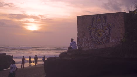 Genießen-Sie-Einen-Weiteren-Sonnenuntergang,-Um-Den-Tag-Am-Batu-Bolong-Beach-In-Bali-Canggu-Ausklingen-Zu-Lassen