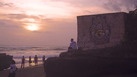 Apreciando-Otra-Puesta-De-Sol-Para-Terminar-El-Día-En-La-Playa-De-Batu-Bolong-En-Bali-Canggu