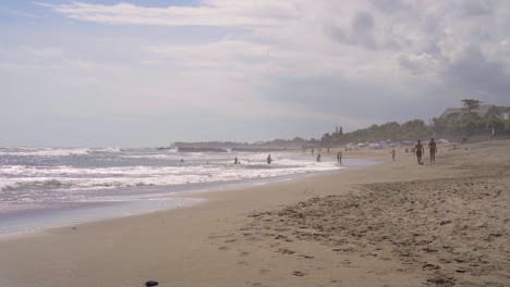 Eine-Weitwinkelaufnahme-Am-Berühmten-Batu-Bolong-Strand,-Einem-Beliebten-Tropischen-Sommerziel-Für-Digitale-Nomaden,-Die-Einen-Entspannten-Lebensstil-Im-Rahmen-Ihrer-Work-Life-Balance-Suchen