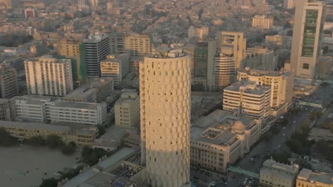 Luftaufnahme-Des-Habib-Bank-Plaza-In-Karachi,-Getaucht-In-Orangefarbenes-Sonnenuntergangslicht