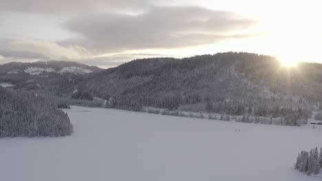 Monochrom-Von-Waldbergen-In-Winterlicher-Landschaft-Bei-Sonnenaufgang