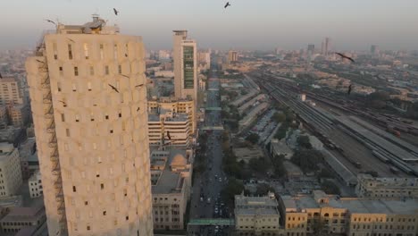 Luftaufnahme-Des-Habib-Bank-Plaza-In-Karachi-Im-Orangefarbenen-Abendlicht-Neben-Der-Eisenbahnkolonie