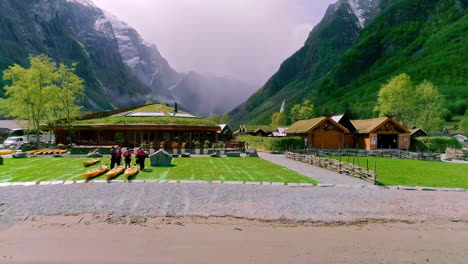 Zurückziehende-Luftaufnahme-Des-Dorfes-Viking-Valley-In-Gugvangen,-Norwegen