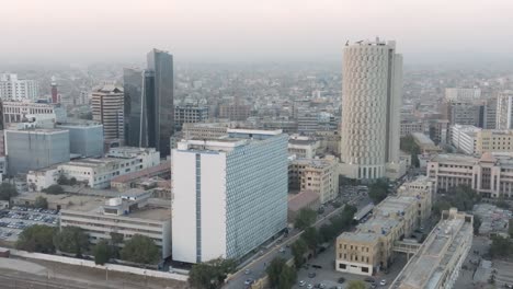 Luftaufnahme-Des-Habib-Bank-Plaza,-Des-Staatslebens-Und-Des-Gebäudes-Der-United-Bank-Limited-In-Karatschi