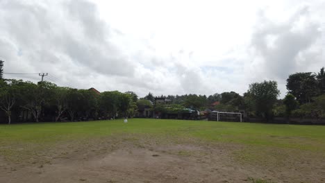 Campo-De-Fútbol-Nyuh-Kuning-En-El-Sur-De-Ubud,-Bali,-Asia,-Cielo-Nublado,-Lugar-Deportivo-Para-Aficionados,-Pueblo-Local-En-Clima-Tradicional-Balinés,-Humilde-Hierba-Oxidada