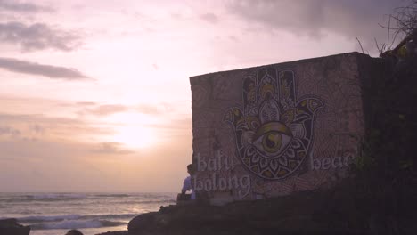Genießen-Sie-Einen-Weiteren-Sonnenuntergang,-Um-Den-Tag-Am-Batu-Bolong-Beach-In-Bali-Canggu-Ausklingen-Zu-Lassen