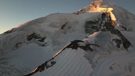 Luftneigung-Nach-Oben,-Schneebedeckter-Berg-In-Den-Alpen-Bei-Sonnenaufgang,-Warme-Farben