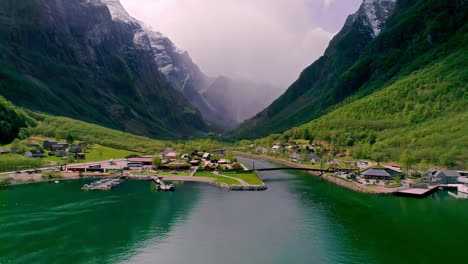 Gudvangen-Dorf-Im-Fjord,-Aurland-In-Norwegen