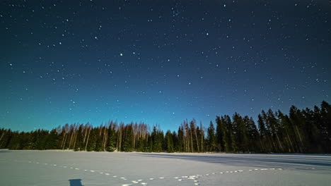 Zeitraffer-Einer-Verschneiten-Landschaft-In-Der-Abenddämmerung-Und-Der-Milchstraße,-Die-über-Den-Sternenhimmel-Vorrückt